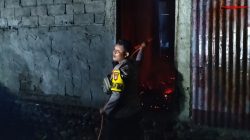 Personel Polsek Ampibabo Gerak Cepat Ikut Padamkan Api