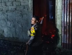 Personel Polsek Ampibabo Gerak Cepat Ikut Padamkan Api
