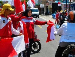 582 Bendera Merah Putih Dibagikan ke Pengendara