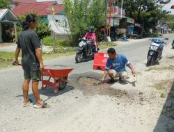 Jalan Berlubang, Warga Turun Tangan Menambal